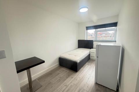 4 bedroom semi-detached house to rent, Hunters Grove, Hayes