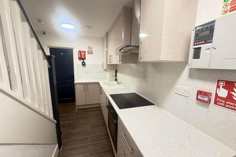 4 bedroom semi-detached house to rent, Hunters Grove, Hayes