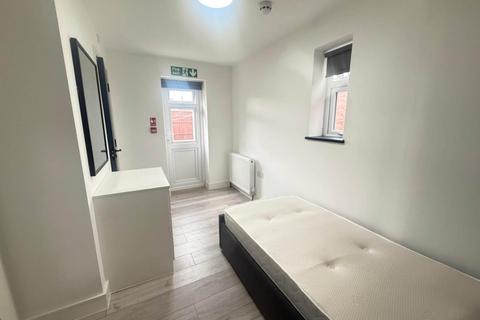 4 bedroom semi-detached house to rent, Hunters Grove, Hayes