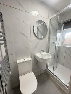 4 bedroom semi-detached house to rent, Hunters Grove, Hayes