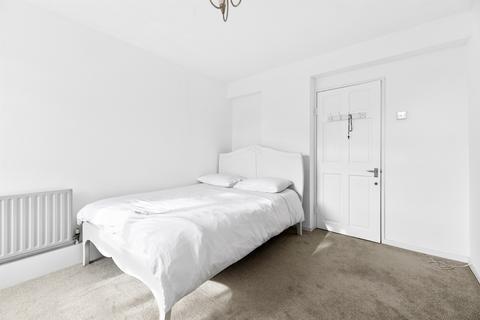 3 bedroom flat for sale, Esher Gardens, London