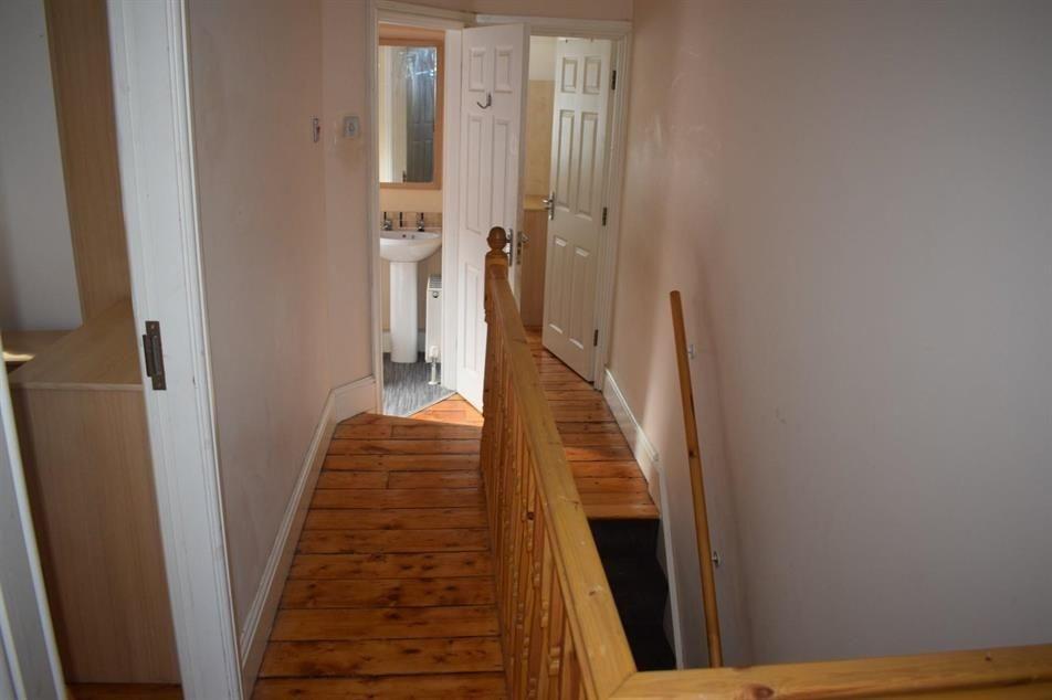 Bright, well-maintained upstairs hallway with p...