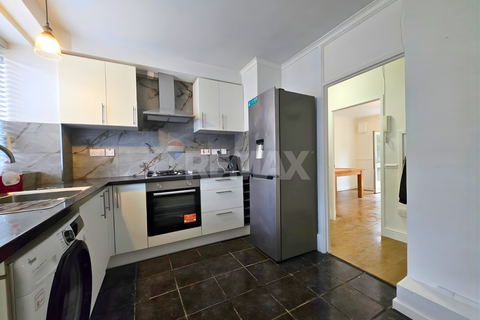 3 bedroom ground floor flat to rent, Mason Close, London E16