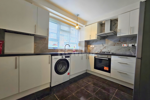 3 bedroom ground floor flat to rent, Mason Close, London E16