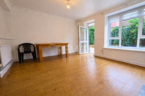 3 bedroom ground floor flat to rent, Mason Close, London E16