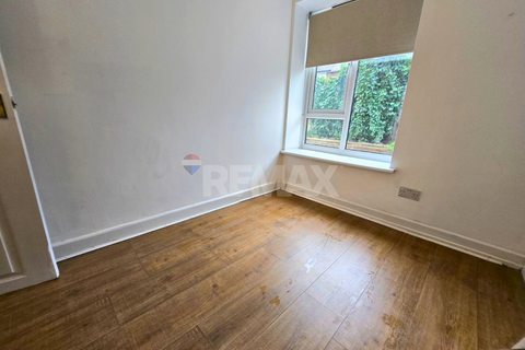 3 bedroom ground floor flat to rent, Mason Close, London E16