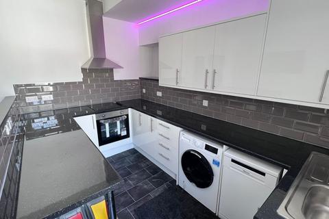 4 bedroom flat to rent, King Edwards Road, Swansea, SA1