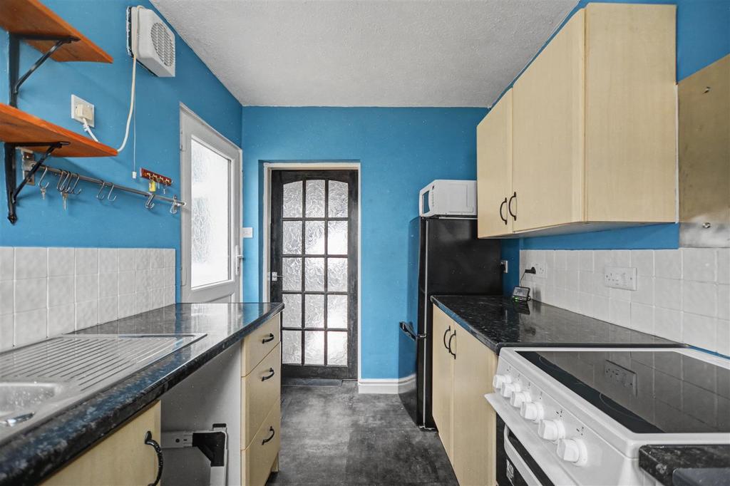 Kitchen 2.jpeg