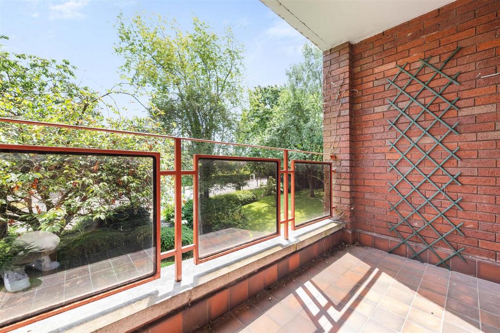 27 Alderwood Place, Princes Way, Solihull, West Mi