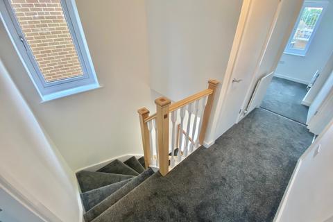 undefined, Lapwing Close, HUDDERSFIELD