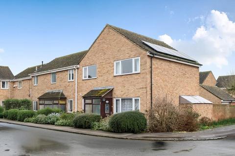Pampas Close,  Carterton,  OX18