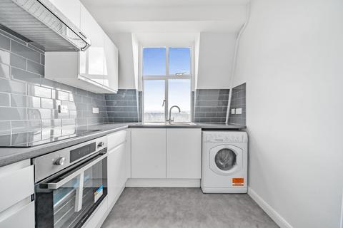 3 bedroom flat to rent, Wellesley Road, London, W4