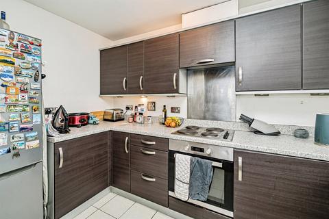 2 bedroom flat for sale, Eaton Avenue, Slough