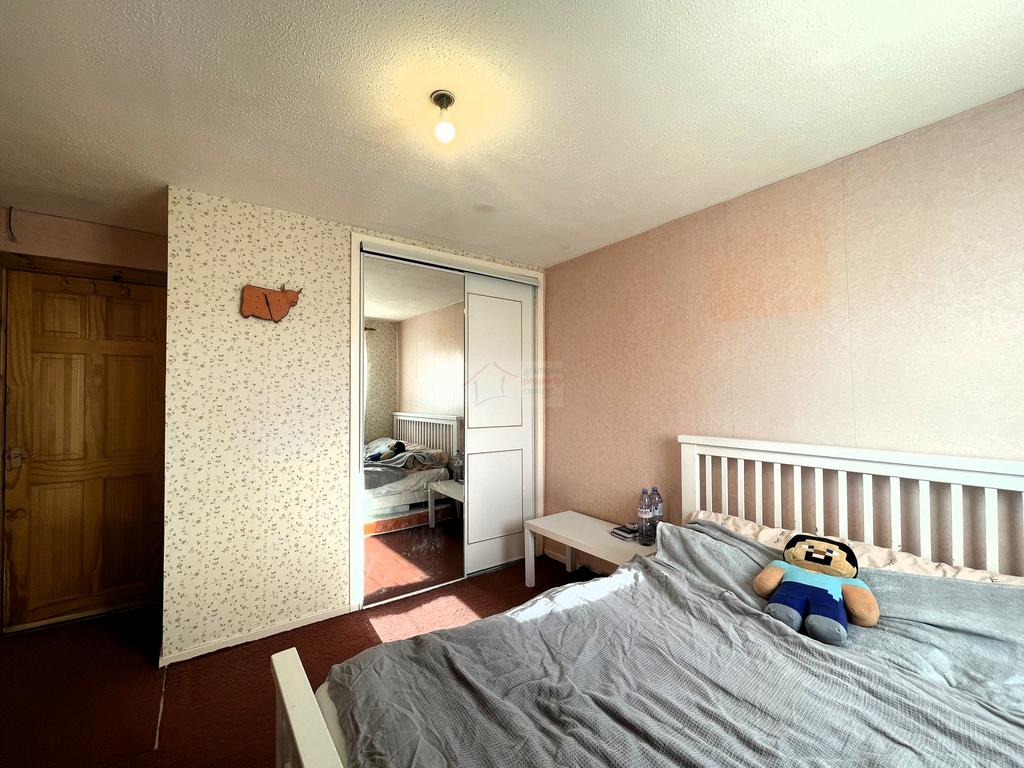 Bedroom 1b.JPG