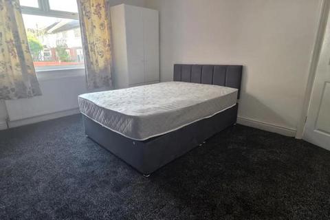 3 bedroom house to rent, Mayville Road, Hyde Park, Leeds LS6 1NF