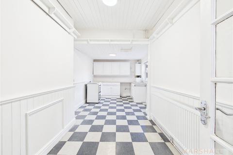 3 bedroom terraced house to rent, Esher Road, Kensington, L6