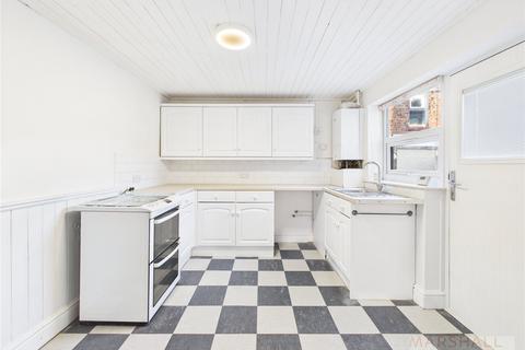 3 bedroom terraced house to rent, Esher Road, Kensington, L6