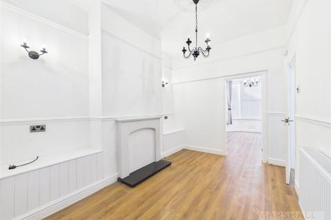 3 bedroom terraced house to rent, Esher Road, Kensington, L6