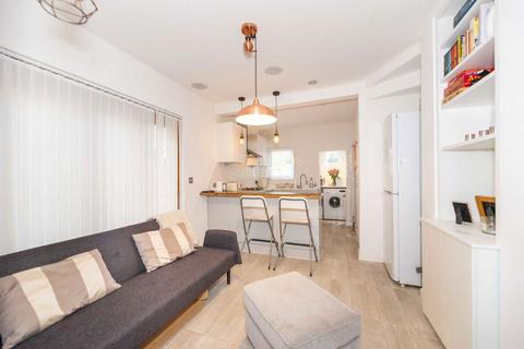 2 bedroom flat to rent, Atheldene Road, London SW18