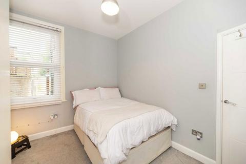 2 bedroom flat to rent, Atheldene Road, London SW18