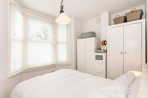 2 bedroom flat to rent, Atheldene Road, London SW18