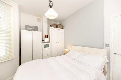 2 bedroom flat to rent, Atheldene Road, London SW18