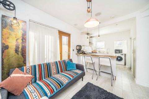 2 bedroom flat to rent, Atheldene Road, London SW18