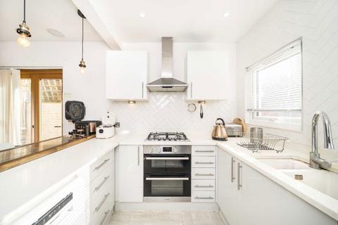 2 bedroom flat to rent, Atheldene Road, London SW18