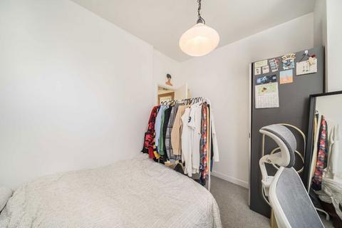 2 bedroom flat to rent, Atheldene Road, London SW18