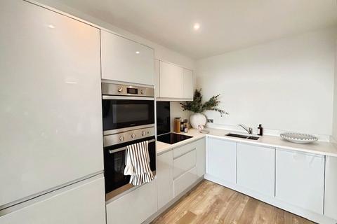 1 bedroom flat to rent, Staines-Upon-Thames TW18