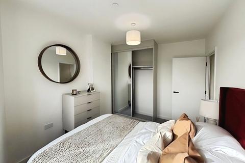 2 bedroom flat to rent, Staines-Upon-Thames TW18