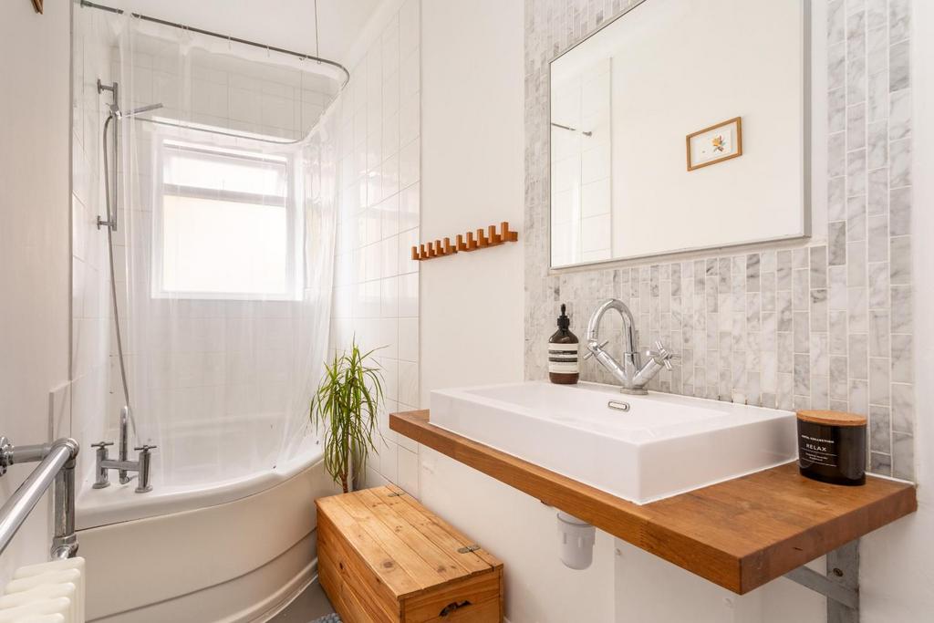 Bathroom (2).jpg