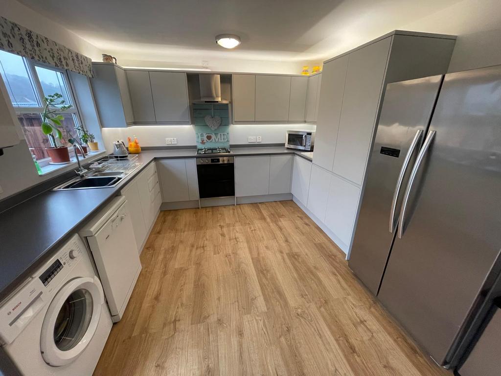 Kitchen 2.jpeg