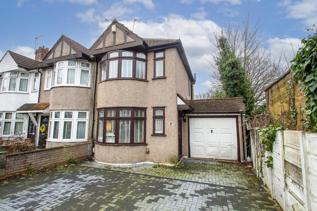 Two bedroom house in Blackfen with lots of extens