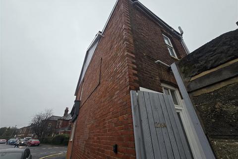 3 bedroom flat to rent, Holdenhurst Road, Bournemouth