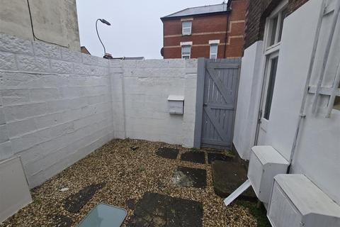 3 bedroom flat to rent, Holdenhurst Road, Bournemouth
