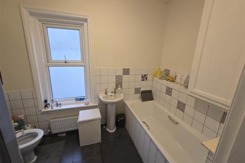 3 bedroom flat to rent, Holdenhurst Road, Bournemouth