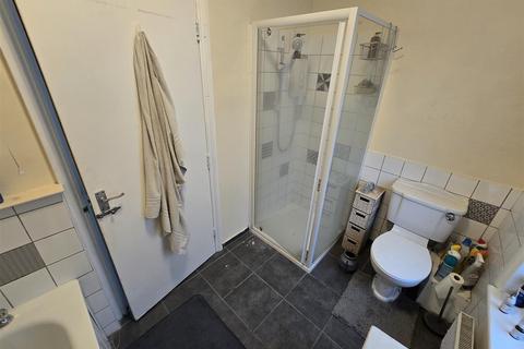 3 bedroom flat to rent, Holdenhurst Road, Bournemouth