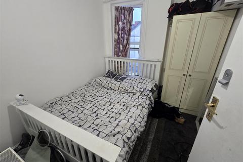 3 bedroom flat to rent, Holdenhurst Road, Bournemouth