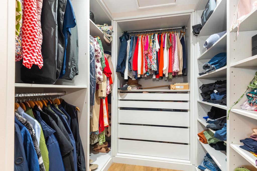 Master Bedroom Walk-in Wardrobe