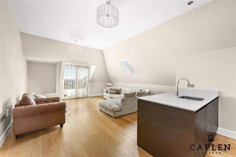 2 bedroom flat to rent, Manor Road, Chigwell