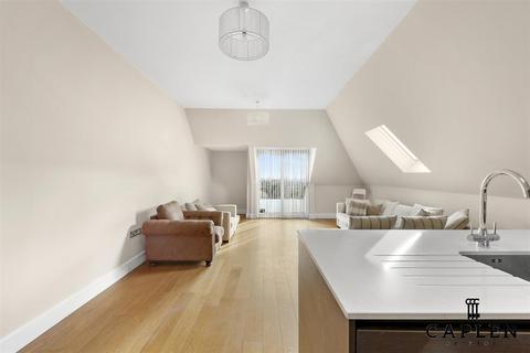 2 bedroom flat to rent, Manor Road, Chigwell