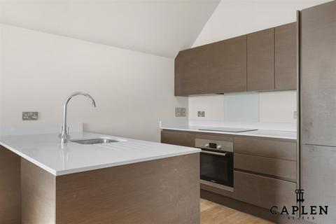 2 bedroom flat to rent, Manor Road, Chigwell
