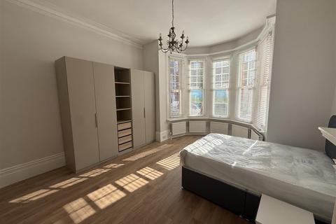 3 bedroom flat to rent, Aberdare Gardens, South Hampstead NW6
