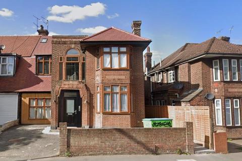 Studio to rent, Seven Sisters Road, London