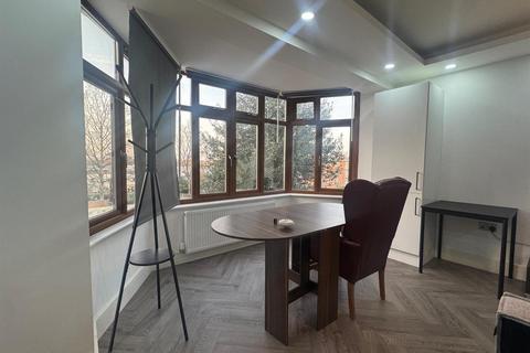 Studio to rent, Seven Sisters Road, London