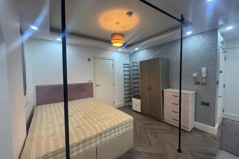Studio to rent, Seven Sisters Road, London