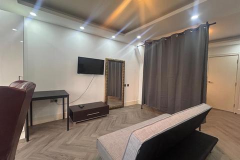 Studio to rent, Seven Sisters Road, London