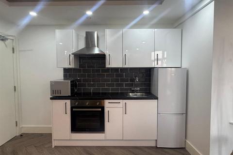 Studio to rent, Seven Sisters Road, London