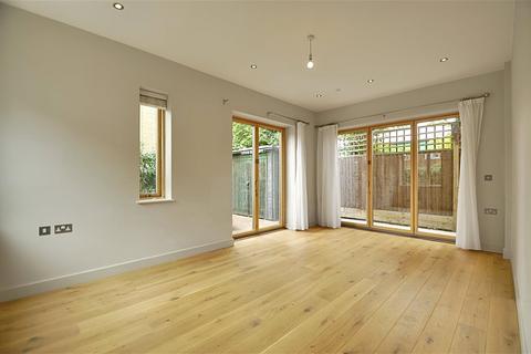 4 bedroom semi-detached house to rent, Gibsons Place, Brentford, TW8